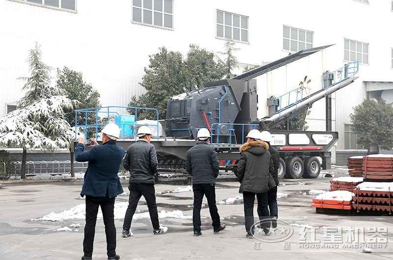 車載流動碎石機廠家價格實惠，客戶現場參觀