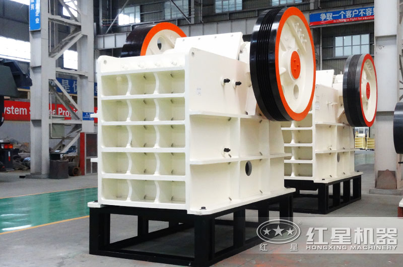 鄂式破碎機，進料口大，產量達1-2200t/h