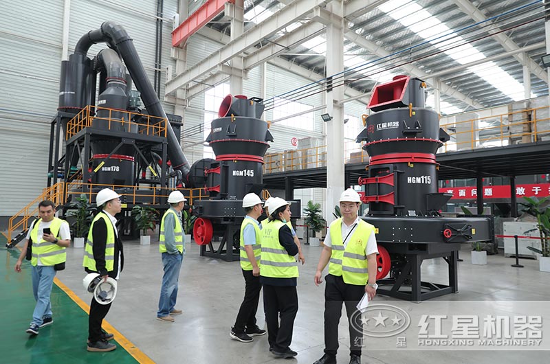 客戶來廠選購磨粉機